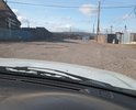 Сосновая улица соединяется с региональной трассой. Необходим ямочный ремонт в 3 местах выбит асфальт ямы на всем протяжении указанного участка. Асфальт имеется 90-ых годов. Ведет к мкр Сосновому и Трактовому. Жилой массив. Улица имеет завышенное полотно выше улиц дорга конечно нужна на уровне с дворами. Грунт песок. Нет водостоков и ливневки.