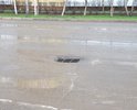 Ливневая решетка не соответствует ГОСТ Р 50597-93 и тем более СНиП 2.04.03–85. Необходимо выровнять решётку до уровня дорожного полотна.