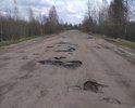 15 мая 2022 года мною были обнаружены многочисленные повреждения дороги «Кашин – Фалево» № 28 ОП МЗ 28Н-0662     2 класса   (далее - Дорога), из-за которых проезжая часть Дороги не соответствует требованиям пп. 5.2.4, 5.3.1, 6.3.1, 6.3.2 ГОСТ Р 50597-2017 «Дороги автомобильные и улицы. Требования к эксплуатационному состоянию, допустимому по условиям обеспечения безопасности дорожного движения. Методы контроля" и пп. 13.2 а), д), е), 13.5 б) ТР ТС 014/2011 «Безопасность автомобильных дорог».
В частности, повреждения (выбоины, просадки, проломы) площадью менее 0,06 м2, длиной менее 15 см, глубиной менее 5 см на участках полосы движения длиной 100 м, площадью более 2,1 м2, многочисленные отдельные повреждение (выбоина, просадка, пролом) длиной 15 см и более, глубиной 5 см и более, площадью равной или более 0,06 м2 на всем участках Дороги:
 Также на указанных участках в том числе присутствуют следующие недостатки:
• Повреждения глубиной более 10 см на 1000 м2 общей площади обочин более 15 м2.
• Отдельные выбоины, просадки или проломы на краевых полосах длиной 15 см и более, глубиной 5 см и более, площадью равной или более 0,06 м2.
• Трава и древесно-кустарниковая растительность на обочинах высотой более 15 см.
• Отсутствует дорожная разметка по ГОСТ 32953, ГОСТ Р 51256, ГОСТ Р 52289 в соответствии с утвержденным проектом (схемой) организации дорожного движения.
• Износ и разрушение дорожной разметки.
• Допущено ограничение видимости проезжей части на опасных участках (перекрестки, пешеходные переходы, крутые повороты) ввиду наличия древесно-кустарниковой растительности на полосе отвода непосредственно около обочины. 
Указанные дефекты проезжей части представляют явную опасность для жизни и здоровья участников дорожного движения и способны привести к аварийной ситуации на дороге. 
По состоянию на 28.05.2021 указанные мною повреждения дорожного покрытия, нарушающие нормативы, предусмотренные пп. 5.2.4, 5.3.1, 6.3.1, 6.3.2 ГОСТ Р 50597-2017 «Национальный стандарт Российской Федерации. Дороги автомобильные и улицы. Требования к эксплуатационному состоянию, допустимому по условиям обеспечения безопасности дорожного движения. Методы контроля», не были устранены в установленные ГОСТ Р 50597-2017 сроки, что нарушает моё право на безопасные условия движения по дорогам РФ, предусмотренное ФЗ «О безопасности дорожного движения».
Ограничение движения соответствующими знаками в соответствии с п.4.4 ГОСТ Р 50597-2017 является дополнительной обязанностью организации, осуществляющей содержание дороги, и не освобождает от ответственности за нарушение пп. 4.2, 5.2.4, 5.3.1, 6.3.1, 6.3.2 ГОСТ Р 50597-2017 и пп. 13.2 а), д), е), 13.5 б) ТР ТС 014/2011.
В связи с изложенным прошу:
1. Провести проверку по фактам нарушения федерального законодательства о содержании и ремонте автомобильных дорог и безопасности дорожного движения п. 4.2, пп.5.2.4, 5.3.1, 6.3.1, 6.3.2 ГОСТ Р 50597-2017, установить виновных лиц и привлечь их к ответственности по ч. 1 ст. 12.34, ч. 1 ст. 19.5 КоАП РФ.
2. Обязать Министерство транспорта Тверской области, балансодержателя Дороги ГКУ «Дирекция ТДФ», организацию ответственную за содержание ГУП «Калязинское ДРСУ», устранить выявленные недостатки дорожного покрытия в установленные п.5.2.4 ГОСТ Р 50597-2017 сроки.