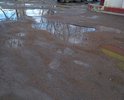 Жители района постоянно пишут в администрацию, с 2019 года отписок получено более 20. Это подъезд к детской библиотеке #9. Лужи стоят постоянно. В основном передвижение весной и в непогоду проходит по бордюрам.
