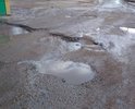 Жители района постоянно пишут в администрацию, с 2019 года отписок получено более 20. Это подъезд к детской библиотеке #9. Лужи стоят постоянно. В основном передвижение весной и в непогоду проходит по бордюрам.