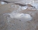 Жители района постоянно пишут в администрацию, с 2019 года отписок получено более 20. Это подъезд к детской библиотеке #9. Лужи стоят постоянно. В основном передвижение весной и в непогоду проходит по бордюрам.