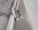 Жители района постоянно пишут в администрацию, с 2019 года отписок получено более 20. Это подъезд к детской библиотеке #9. Лужи стоят постоянно. В основном передвижение весной и в непогоду проходит по бордюрам.