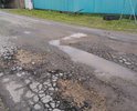 Ремонт дороги не проводился с момента первичного асфальтирования. Жители самостоятельно засыпают ямы.