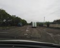 Дорога была разбита до ремонта трубопровода. В 2020 году дорогу раскопали и оставили на зимний период без ремонта. Сегодня частично провели профилирование, но так как на данном участке большая нагрузка, то все ямы образовались снова.