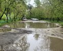 С каждым годом на территории домов по адресу пр-кт Циолковского 19Б, пр-кт Циолковского 17А и школы №29 растет данное озеро, которое уже нельзя назвать ямой. Все обращения по поводу решения данной проблемы ни к чему не приводили. Настоятельно прошу обратить внимание на данный участок дороги. Здесь не то, что проехать на машине, мягко говоря, невозможно, здесь люди ходить не могут нормально.