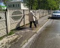 Пешеходная дорожка по ул. Павлова возле больницы вся в ямах и пешеходы в непогоду вынуждены пробираться сквозь лужи и ямки. Обратите пожалуйста внимание