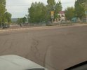 Вдоль линии разграничения ямы имеющие продольное сечение на самом перекрестке и рядом с ним. Всего 3 ямы средний диаметр ям около 50 см. Глубина около 7 см. Необходим ямочный ремонт. Ремонт проводился достаточно давно. Дорожная подушка нормальная.