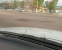 Разрушение тонкоого слоя асфальта. Укладка асфальта была недавно. Необходим ямочный ремонт. Присутствует уже около года. Дорожная подушка нормальная. Связано с некачественным асфальтом.