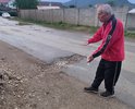 Болше 5 лет !!! абсолютно разбитая дорога при въезде в курортное село