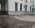 В арке дома по ул. Комсомольская, д. 18, рядом с государственной аптекой, несколько ям разной величины. Затруднителен проезд через арку во двор.