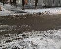 При переходе улицы Чапаево вдоль улицы Социалистической в дождливую погоду или в весенне-осеннюю распутицу приходится выходить ближе к проезжай части улицы Социалистической, рядом с проходящей ливневой канализацией, где поверхность дороги выше. Сама часть дороги, она пересекается с пешеходной дорогой остается на дне лужи глубиной около 10 см. Это создает так же и аварийную ситуацию, так как водители могут этого не учитывать и обзорность там ограничена. Полагаю, что надо в этом месте сделать асфальтирование, оставляя по крайним частям дорог "канавки", для того, чтобы вода могла с той части улицы Чапаево, которая дальше от улицы Социалистической могла по ним "уходить" в ливневую канализацию вдоль улицы Социалистической. Фотография с участка дороги сделана в начале декабря, ситуация не изменилась.