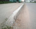 с.Турунтаево, ул.Комарова.
Старый бордюр рассыпается, торчит арматура, необходима замена.