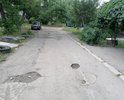 Многочисленные большие, глубокие ямы. Разбита дорога вдоль всего двора по ул.Северная6А г.Невинномысск.
