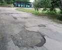 Многочисленные большие, глубокие ямы. Разбита дорога вдоль всего двора по ул.Северная6А г.Невинномысск.