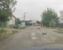 Края у дороги выше середины.Весь участок дороги, как один большой желоб, по которому во время дождя идёт река воды, а после стоят озёра. Тротуара нет, люки повреждены.Вдоль дороги есть канава, но вода не может уходить через неё. Кто то пытался подсыпать крупным булыжником, теперь и ямы и гигантские камни (вылетающие из под колёс в случайных прохожих и в заборы), мешающие нормальному передвижению и машинам и пешеходам.Каждый год приезжает грейдер МУП по благоустройству, но ничего не ровняет, постоит, по улыбается.Если в этот момент позвонить в МУП, то ему кто-то даёт команду и он начинает создавать видимость работы. Всего лишь нужно края по срезать и предать уклон дороге. Против ремонта ни кого нет, ни кто не препятствует, ни чего не мешает.
