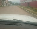 1 яма у канализационного колодца глубиной около 7 см и шириной около 12 см. Достаточно глубокая чтобы ночью сломать подвеску на авто учитывая то, что колодцы сделаны не по уровню проезжей части и выпирают над проезжей частью. Необходимо заделать или поставить в план ремонта в 2023 году. Покрытие асфальта новое. Кроме того плохо сделан съезд на грунтовое покрытие дороги 1 квартала огромная выбоина в половину проезда. Необходима подсыпка гравия. Проезд сквозной к зданию Мирового суда и республиканскому приюту а также в спальные районы и гаражи и к магазинам. Всего 3 1 яма и 2 выбоины создающие невозможность нормально дорожного движения.