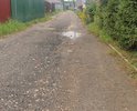 Напродив дома № 25 уже больше года яма размером примерно 10 метров на 2 метра, более 10 см глубиной. Увеличивается из-за дождей и морозов. Автомобили убивают колеса, подвеску. Весной яма так собирает воду, что дети не имеют возможности почти месяц пройти в школу.