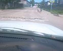 Образовалась яма за лежачим бруствером ограничителя скорости движения перед пешеходным переходом между ограничителями. Размеры 20 см на 25 см. Глубина около 6 см. находится как раз по направлению движения в горку в жилой квартал. Дорога узкая объехать нет возможности. Необходим ямочный ремонт. Простая заделка ямы так как само полотно новое и сделано недавно. Сравнительно дешево. На самом ограничителе движения образовался провал продавленный автомашинами и яма глубиной около 7 см куполообразного вида направленная вниз. В дожди и весенний период скапливается вода. Брызги на прохожих. Запланировать в план ремонта требуется. Рядом находится ДОМ-Интернат, архив Района, Школа №2, Районная администрация, Магазин "Байкал".