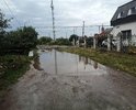 Дорога на улице Коммунальной перед домами 20 и 22 провалилась, воды во время дождя по пояс. Дренажная канава отсутствует.