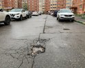 Двор дома номер 6 город Бронницы Микрорайон Марьинский. Ямы.