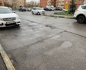 Двор дома номер 6 город Бронницы Микрорайон Марьинский. Ямы.