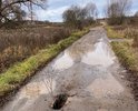 Дорога убитая вконец много лет: ямы, ухабы. Личные автомобили жителей и собственников участков постоянно также убиваются на этой дороге. Срок службы амортизаторов, шаровых опор, стабилизаторов, пружин, шарниров значительно снижается. Аварийные и другие службы: скорая, такси очень нехотя соглашаются ехать. Кольца разошлись на одном из участков, что создало прямоугольную яму размерами примерно 40х80 см, и глубиной более полуметра. Дети на велосипедах рискуют получить серьезную травму. Администрация ссылаясь на нехватку денег отказывается ремонтировать.