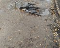 Дорога убитая вконец много лет: ямы, ухабы. Личные автомобили жителей и собственников участков постоянно также убиваются на этой дороге. Срок службы амортизаторов, шаровых опор, стабилизаторов, пружин, шарниров значительно снижается. Аварийные и другие службы: скорая, такси очень нехотя соглашаются ехать. Кольца разошлись на одном из участков, что создало прямоугольную яму размерами примерно 40х80 см, и глубиной более полуметра. Дети на велосипедах рискуют получить серьезную травму. Администрация ссылаясь на нехватку денег отказывается ремонтировать.