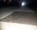Добрый день. На ул.Володарского локальный искусственный дефект. Поскольку часто проезжаю данный участок дороги, знаю что этот вырез существует более 2 лет. Я так понимаю исполнители работ не в том месте вырезали участок дорожной одежды и исправлять не захотели. 
На этом участке нет осветительных опор и нет освещения дороги, и водитель который не знает про вырез в дороге постоянно наверное применяет экстренное торможение. 
Если возможно, то надо хотябы присыпать, а в лучшем случае привлечь исполнителя работ к ответственности (хотя кто сейчас признается). Хорошего дня и спасибо за внимание.