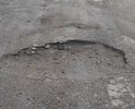 Дорога разбита после ремонта. Особенно мешает яма на въезде с улицы Пушкина. Дороге не ремонтировали долгое время.