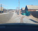 Отсутствует пешеходная дорожка.В зимнее время пешеходы ходят по дороге затрудняя дорожное движение. Грунт суглинок и почва. Уклон небольшой около 6 градусов. Ведет к Школе и магазинам на мост. Необходимо запланировать устройство пешеходной дорожки можно из бетонных пешеходных плит. Локальный дефект улицы. Улица асфальтированная.