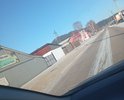 Продолжение пешеходной дорожки. Отсутствует хотя движение оживленное всегда. Стоит Супермаркет и 4 магазина. Уровень расположения чуть ниже проезжей части на 20 см. Ширина обочины позволяет устроить. Грязь всегда и лужи. Одновременно необходимо устроить водосток между дорожкой и проезжей частью. Ведет так же в школу №1 и супермаркет хозяйственных товаров. Грунт смешанный. Пучинистые грунты.