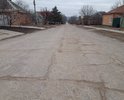 Старая разбитая дорога.Также требуется нормальны тротуар по всей улице.