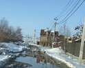 Здравствуйте!Проживаем в сельской местности, по улице Южная поселок Тимирязевский проходит грунтовая дорога без покрытия. Каждую весну и осень она становится непригодной для проезда, что создает угрозу жизни и здоровью жителей улицы. Все попытки договориться или заставить власти сделать дорогу безуспешны,было направлено обращение 17.11.2022г. в администрацию г.Уссурийск с данной проблемой, на что получен ответ что на 2023 год реконструкции(строительства) дороги не предусмотрено и нет на это средств.Дорога не грейдеруется и не чиститься(по фото не передаются ямы их нужно увидеть в живую) в которых автомобили утопают и наносится ущерб, все делается самостоятельно проживающими людьми на этой улице!
