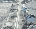 Весь мост около гипермаркета Линия в огромных ямах. Из некоторых ям торчит арматура. Ехать по такому мосту не безопасно.