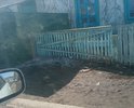 Нет пешеходной дорожки. Пешеходы ходят по проезжей части создавая проблемы для движения транспорта. Пешеходный переход по улице Оболенского сделан у обочины, движение идет по земле. Ширина может быть 1 метр, учитывая проезд сквозной. Необходимо запланировать работы. Средства в дорожном фонде можно найти если согласно закону 25% контрактов будет заключаться с самозанятыми тогда разницы между 6% НПД и 13% и НДС юрлиц создаст экономию в дорожном фонде. Но администрация очень все медленно делает, а сроки уже давно все прошли. Дорожки нет с 1980 года. Грунт песок и гравий. Сложный участок рядом находится Архив и школа-интернат, то есть очень много детей. Движение интенсивное. Напротив церковь.
