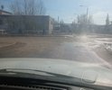 Перепад между улицей 50 Лет Октября и проездом в квартал жилой. Глубиной около 6 см местами уже 7 см. Вдоль всего проезда на стыке между отворотом и главной улицей. Асфальт на улице Октября 70-ых годов и уже начал крошиться. Грунт пучинистый из-за износа дорожного полотна продавливаться проходящими мусоровозами и грузовыми транспортными средствами завозящими в Торговый комплекс продукты. Рядом стоит супермаркет Барис. Ширина на всю проезжую часть. Аварийно опасный участок так ка малолитражки с низкой посадкой при повороте рискуют пробить поддон на перепадах таких. Ширина канавы около 70 см. Образование луж. Необходимо сделать водоотвод на этом месте в сторону из жбк изделий или бетонных решеток. Тогда продавливание перестанет беспокоить водителей. Отворот в жилую зону. Или сделать ямочный ремонт по ГОСТу которому научил местный дорожный фонд в 2022 году. Капитальный.Состав грунта супесь с мелким камнем. Близкорасположены грунтовые воды. Старое русло горного ручья под трассой.