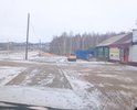 Не сделан разворот около 200 метров ( грунт грязь и болотина, пучинистый) в конце улицы Еловский участок дорога поселений будет занимается МСУ. Я уже 2 раза ставил на сайт мне ее кто-то убирает. Займитесь теми кто там определяет стоит или не стоит ставить. Согласно закона:

[ 22 марта 2023 г. 9:29 ] Вадим: СУДЕБНАЯ ПРАКТИКА

Требования к содержанию дорог и безопасности дорожного движения

К полномочиям органов местного самоуправления относятся (п. 5 ч. 1 ст. 14, ст. 16 Федерального закона от 06.10.2003 г. № 131-ФЗ):

– дорожная деятельность в отношении автомобильных дорог местного значения и обеспечение безопасности дорожного движения на них, включая создание и обеспечение функционирования парковок (парковочных мест);

– муниципальный контроль за сохранностью автомобильных дорог местного значения.

Дорожная деятельность в отношении дорог местного значения осуществляется за счет местных бюджетов. Она включает в себя в том числе текущий и капитальный ремонт автомобильных дорог (ст. 34 Федерального закона от 08.11.2007 № 257-ФЗ).

Органы местного самоуправления обязаны поддерживать состояние дорог местного значения в соответствии с техническим требованиями ГОСТ Р 50597-93 «Автомобильные дороги и улицы, требования к эксплуатационному состоянию, допустимому по условиям обеспечения безопасности дорожного движения»,

Содержание придорожных территорий регламентируется региональными законами и правилами благоустройства территорий муниципальных образований.

Органы местного самоуправления в пределах совей компетенции самостоятельно решают вопросы обеспечения безопасности дорожного движения (БДД). Полномочия местных властей в этой области – расходные обязательства муниципальных образований.

Органы местного самоуправления разрабатывают и реализуют мероприятия организации дорожного движения, чтобы повысить его безопасность и пропускную способность дорог (Федеральный закон от 10.12.1995 № 196-ФЗ). Органы государственной власти проводят государственный надзор и контроль за выполнением законодательства РФ, правил, стандартов, технических норм и других нормативных документов в области обеспечения БДД (ст. 5, ч. 1 ст. 6, ч. 1 ст. 21 Федерального закона № 196-ФЗ).

Когда суды признают муниципалитет виновным

Плохое качество дорожного полотна часто становится причиной серьезных аварий. Если других виновников дорожно-транспортного происшествия нет, суд обяжет органы местного самоуправления компенсировать вред жизни и здоровью граждан, а также имуществу пострадавших физических и юридических лиц.

Если муниципалитет не выполняет требования к состоянию дорог местного значения, судьи обяжет устранить недостатки. Пример – в апелляционном определении Волгоградского областного суда от 22.09.2016 г. по делу № 33-12823/2016.

Пример 1. (апелляционное определение Верховного суда Республики Татарстан от 21.04.2016 г. по делу № 33-6195/2016).

Иногда местные власти ссылаются на то, что владелец автомобиля знал об особенностях участка дороги и был недостаточно осторожным. Судьи не принимают такие аргументы.

Пример 2. (определение Приморского краевого суда от 12.05.2014 г. по делу № 33-4079).

Участки дороги, на которых проводятся ремонтные работы, должны быть огорожены и оснащены дорожными знаками. Их отсутствие создает аварийную обстановку на дороге. В случае ДТП суд признает орган местного самоуправления виновным в аварии и потребует компенсировать ущерб.

Пример 3. (постановление Седьмого арбитражного апелляционного суда от 30.11.2016 г. № 07АП-9957/2016 по делу № А45-90-69/2016).

Какие доводы срабатывают в суде

Крайне редко органам местного самоуправления удается избежать ответственности за ненадлежащее содержание дорог. Это происходит, если муниципалитет может подтвердить свою невиновность документально. Изучите схему ДТП. Она может содержать веские аргументы в вашу пользу.

Пример 4. (апелляционное определение Свердловского областного суда от 01.09.2016 г. по делу № 33-1469/2016).

Если за содержание дороги отвечает МУП, судьи могут переложить ответственность на него.

Пример 5. (постановление Арбитражного суда Волго-Вятского округа от 14.01.2016 г. № Ф01-5363/2015).
[ 22 марта 2023 г. 9:31 ] Вадим: 4.5а При проектировании улиц и дорог населенных пунктов необходимо обеспечивать возможность передвижений всеми видами транспорта и пешеходного передвижения, а также доступ к объектам капитального строительства.

Обеспечение передвижений реализовывается выделением сети магистральных улиц и дорог с приоритетом движения НПТОП [ТП1] и автомобилей с высокими скоростями движения, а также следующей приоритетности учета требований к передвижениям на остальной УДС, включая улицы местного значения и магистральные улицы районного значения:

- пешеходы;

- НПТОП;

- велосипедисты;

- иной автомобильный транспорт, помимо НПТОП.

 

(Введен дополнительно, Изм. N 2).
[ 22 марта 2023 г. 9:31 ] Вадим: https://gostassistent.ru/doc/e780266c-27e2-47b5-92f6-d454b2f9b5af
[ 22 марта 2023 г. 9:36 ] Вадим: Согласно ч. 4 ст. 6 федерального закона «О безопасности дорожного движения», к полномочиям органов местного самоуправления городского округа в области обеспечения безопасности дорожного движения относится осуществление мероприятий по обеспечению безопасности дорожного движения на автомобильных дорогах местного значения, в том числе на объектах улично-дорожной сети, в границах городского округа при осуществлении дорожной деятельности.

Полномочия органов местного самоуправления в области обеспечения безопасности дорожного движения являются расходными обязательствами муниципальных образований. Ч. 1 ст. 21 «О безопасности дорожного движения» также предписывает именно органам местного самоуправления осуществлять мероприятия по организации дорожного движения как комплекс организационно-правовых, организационно-технических мероприятий и распорядительных действий по управлению движением на дорогах, в целях повышения его безопасности и пропускной способности.

Ст. 22 данного закона также предусматривает, что деятельность по организации дорожного движения должна осуществляться на основе комплексного использования технических средств и конструкций, применение которых регламентировано действующими в Российской Федерации техническими регламентами и предусмотрено проектами и схемами организации дорожного движения.

Согласно Градостроительного кодекса и Гостов в конце улицы должен быть разворот сделан для коммунальной техники. Этого просто нет. Нет уже 23 года. Письма в администрацию написаны все. Игнорируются. Где найти средства и откуда взять грунт я написал в том числе депутату от Района.