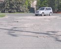Дорожное покрытие на съезде с улицы Гадиева на улицу Таутиева (район зала торжеств "Метрополь" - дом 85) разрушено.