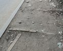 Нет тротуара - разрушенное асфальтовое покрытие, остатки от разобранного деревянного мостка (торчащие гвозди!)