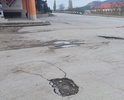 Ужасные ямы прямо в центре села возле автомобильной остановки