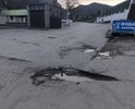 Ужасные ямы прямо в центре села возле автомобильной остановки