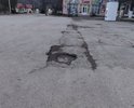 Ужасные ямы прямо в центре села возле автомобильной остановки