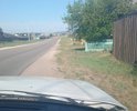 Нет пешеходной дорожки. Грунт песок частично с уклоном около 15% в болотину идет. Пешеходы ходят по обочине что создает в сумерки и ночное время аварийные ситуации. Нет освещения. Дети на велосипедах ездят по обочине выезжая на проезжую часть. Необходимо сделать. Ведет к зданию ФНС, магазинам и промышленным объектам. Является главной улицей.