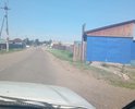 Нет пешеходной дорожки. Грунт песок частично с уклоном около 15% в болотину идет. Пешеходы ходят по обочине что создает в сумерки и ночное время аварийные ситуации. Нет освещения. Дети на велосипедах ездят по обочине выезжая на проезжую часть. Необходимо сделать. Ведет к зданию ФНС, магазинам и промышленным объектам. Является главной улицей.