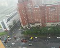 01.07.2023г.Я может чего-то не понимаю, но они асфальт укладывают даже не в дождь, а в конкретный ливень. Ленинский проспект перекрёсток с Брестским бульваром. Льёт настолько сильно что возле дома с дорог вода не уходит. А они асфальт делают. Я в шоке.