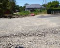 Отсутствует тротуар, нарушено дорожное полотно.