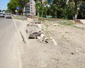 Отсутствует тротуар, нарушено дорожное полотно.