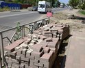 Отсутствует тротуар, нарушено дорожное полотно.