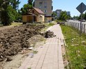 Отсутствует тротуар, нарушено дорожное полотно.